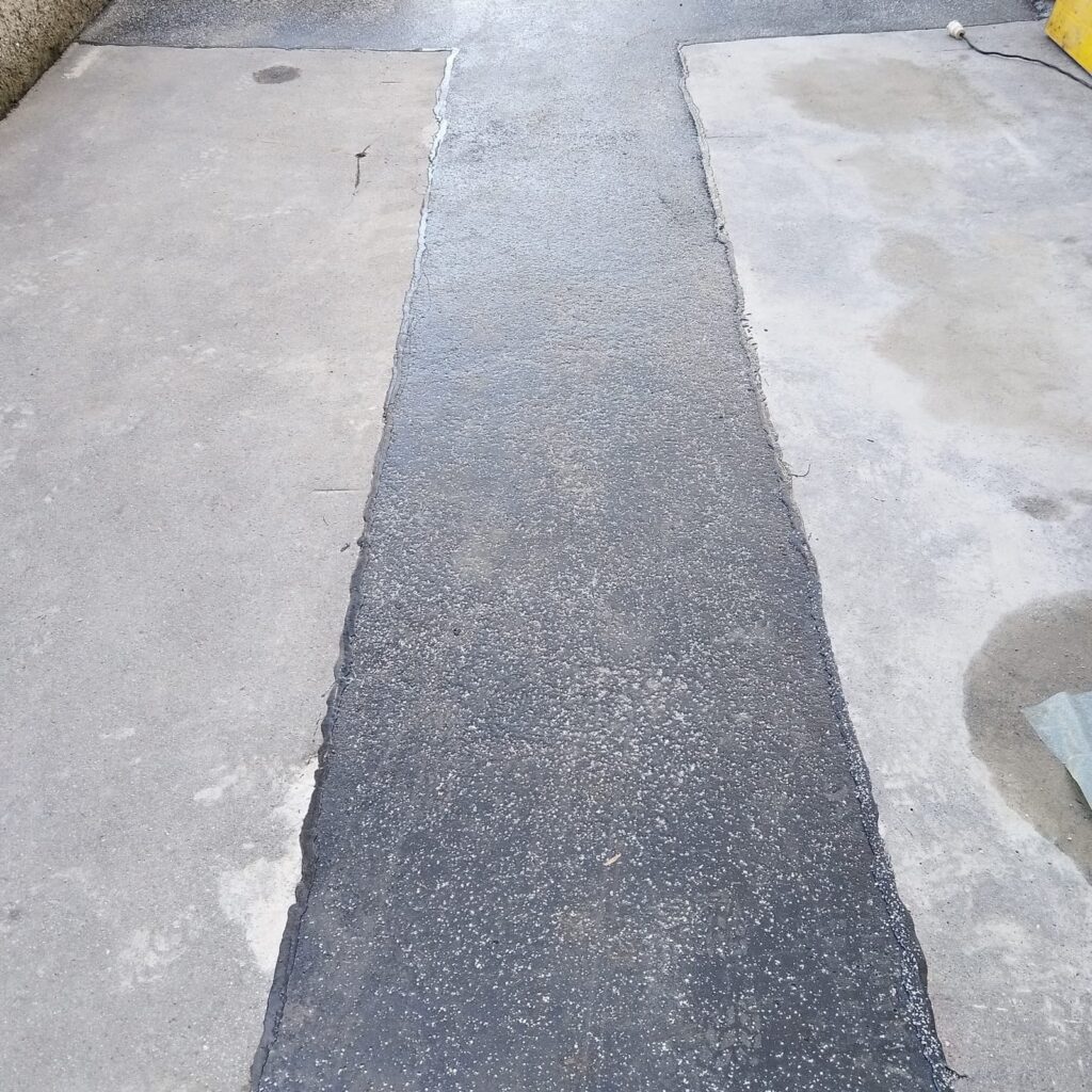 Asphaltstreifen vor dem Eingang