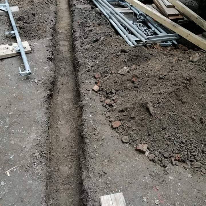 Schmaler Graben im Innenhof entlang des Kanals