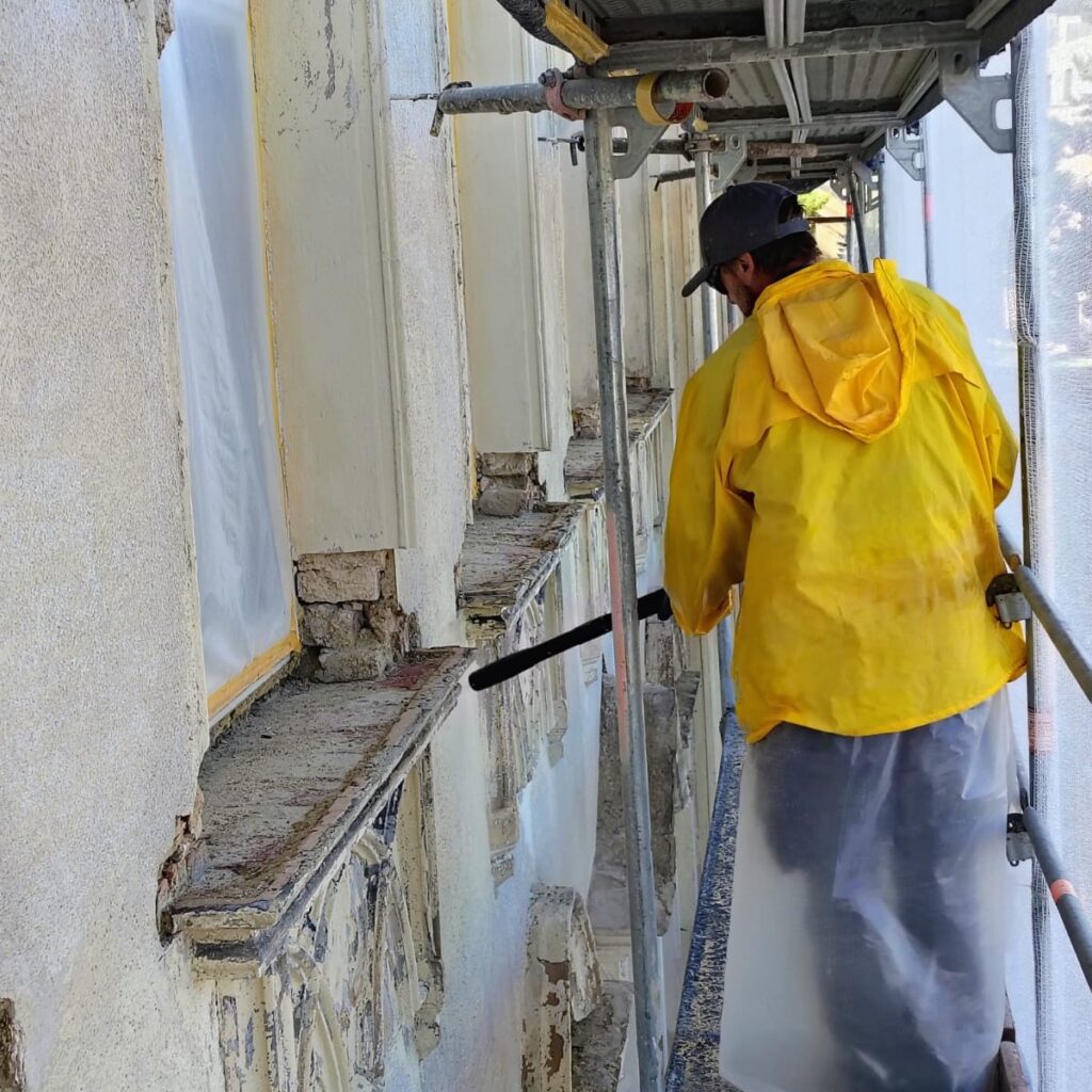 Gerüst mit freigelegten Sohlbänken an der Fassade