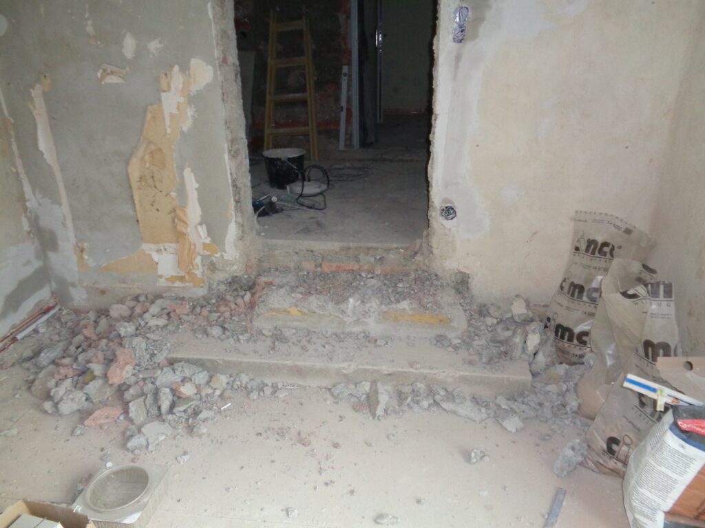 Rückbau von Boden und Durchgang vor dem Neuaufbau