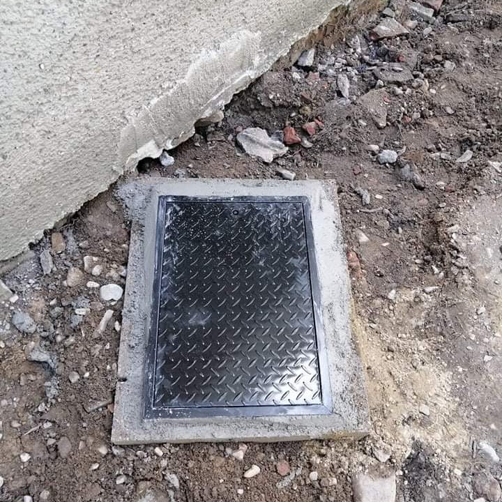 Neuer Schachtdeckel im Innenhof