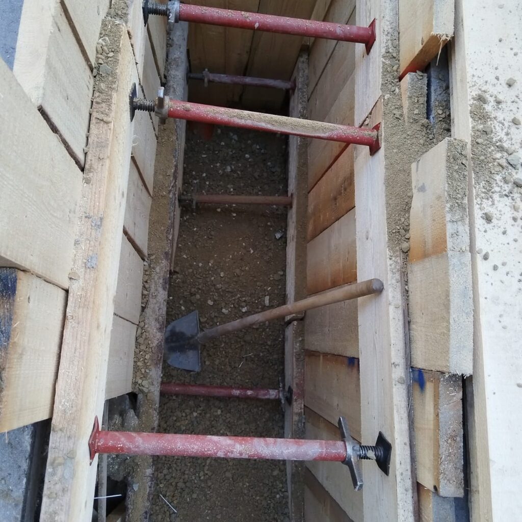 Verbauter Graben mit Spreizen