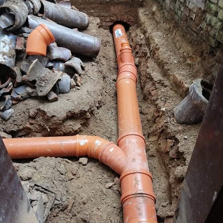 Freigelegter Bereich mit altem Kanal und neu verlegtem PVC-Kanal