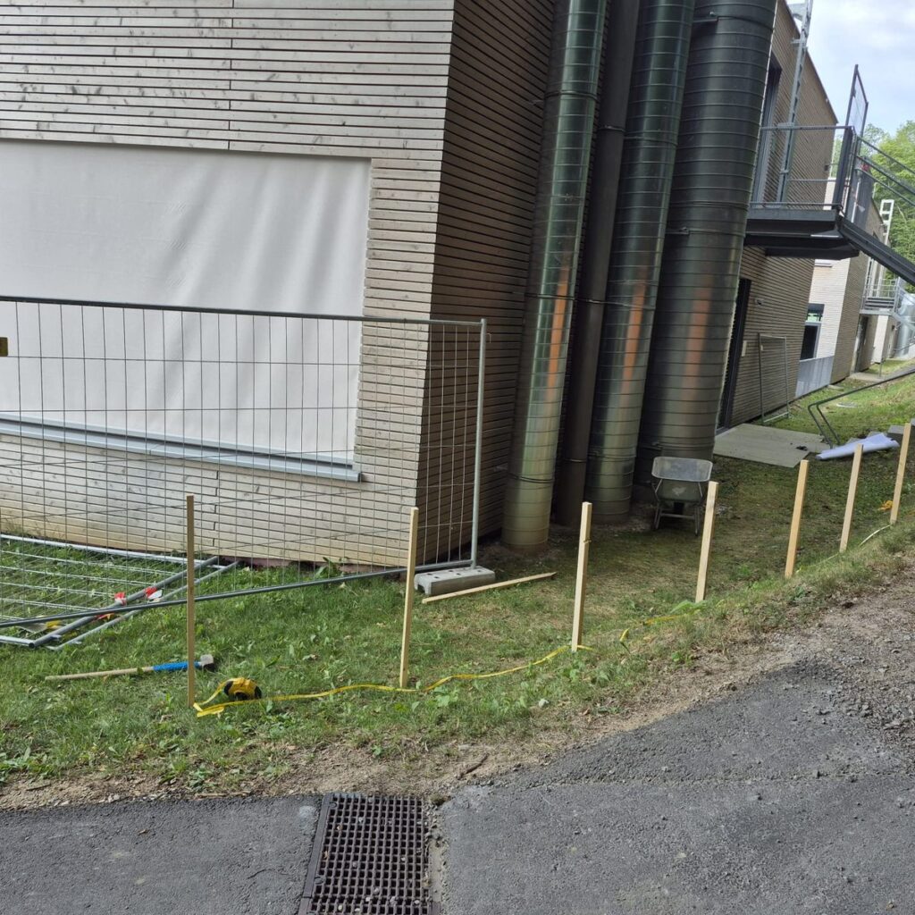 Schulgebäude direkt am Hangfuß