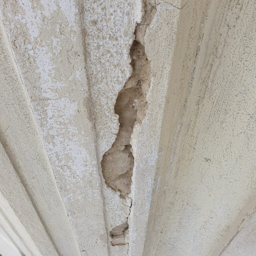 Riss im Putz eines Pilasters vor der Sanierung
