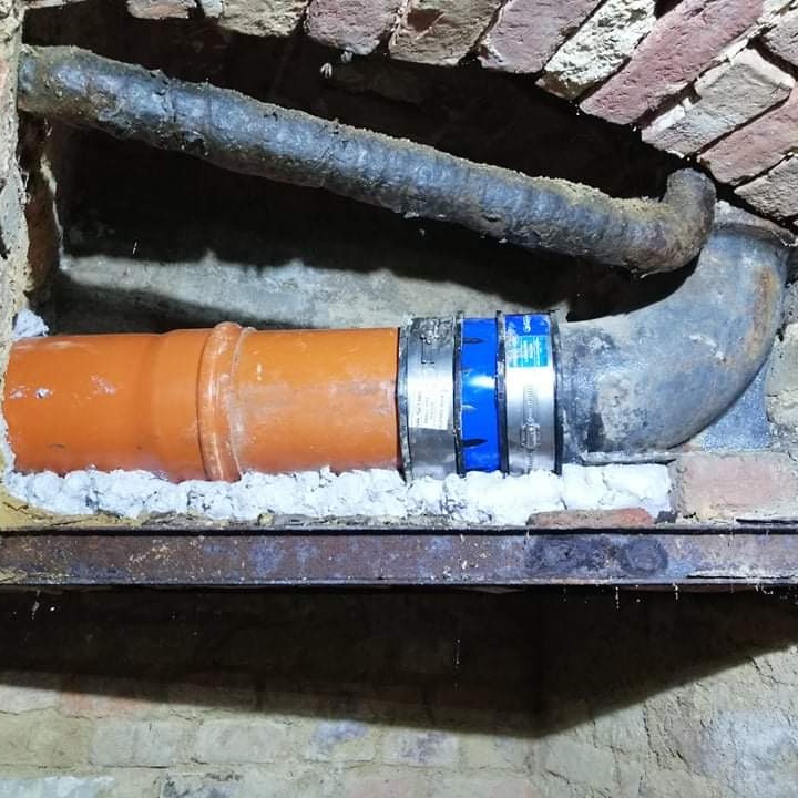 Neues PVC-Rohr, mit Manschette an ein bestehendes Rohr im Keller angeschlossen