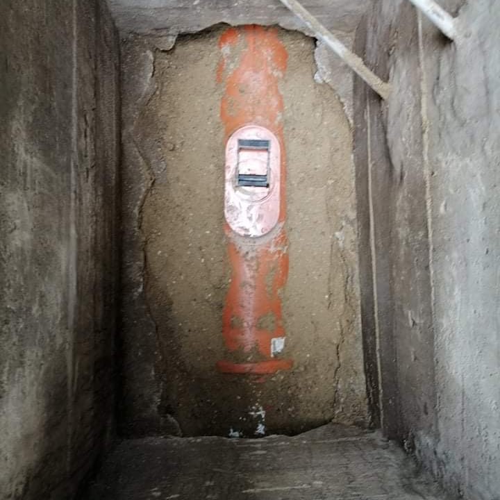 Schacht im Kellerbereich mit eingebautem Putzstück