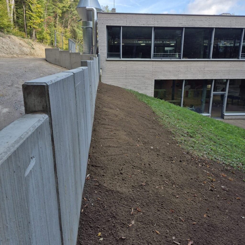 Fertige Stützmauer in der Seitenansicht