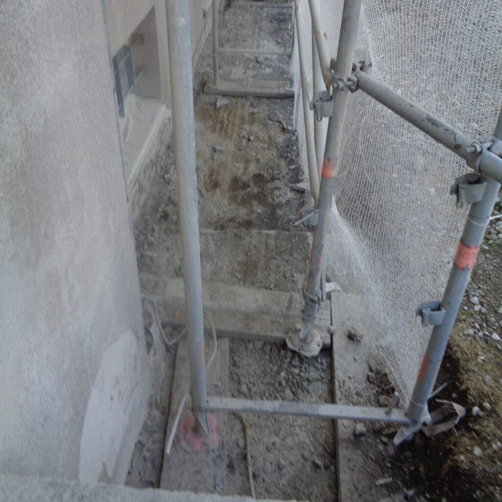 Freigelegter Bereich entlang der Fassade am Gerüst