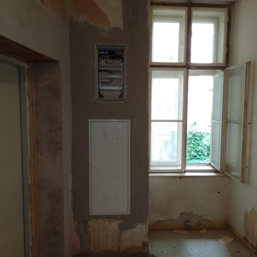 Das Kastenfenster bleibt erhalten, daneben sitzt der neue Elektroverteiler