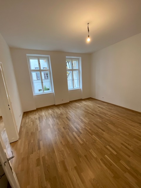 Zimmer mit Parkettboden nach der Sanierung