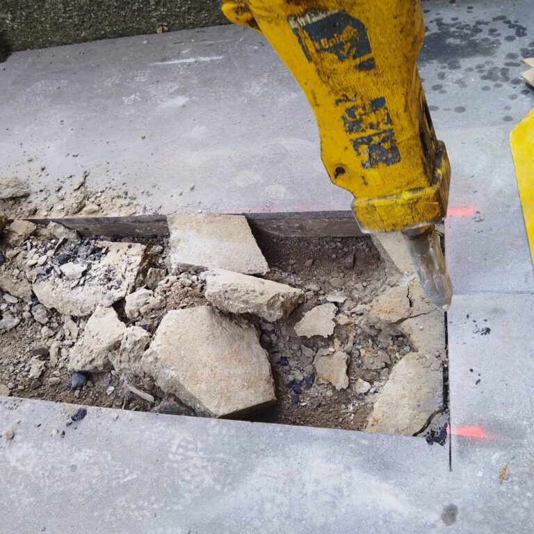Hydraulikhammer beim Aufbruch der Oberfläche