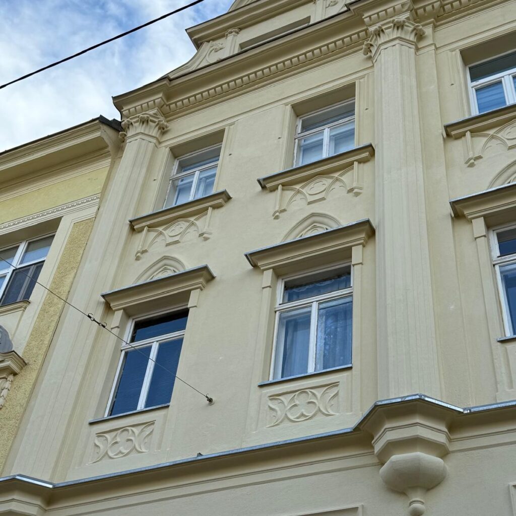 Sanierte Fassade mit Erker und Gesims