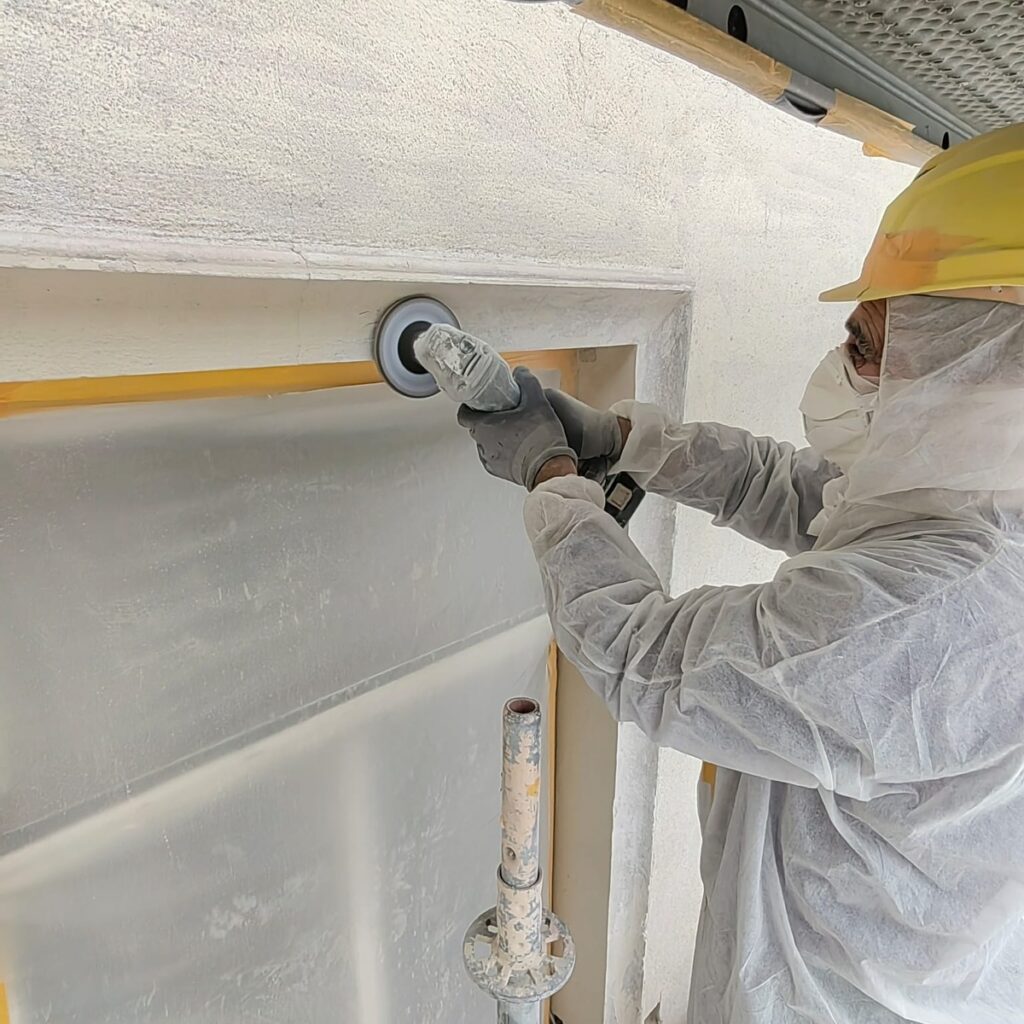 Mitarbeiter bei der Arbeit an einer Fensterfasche