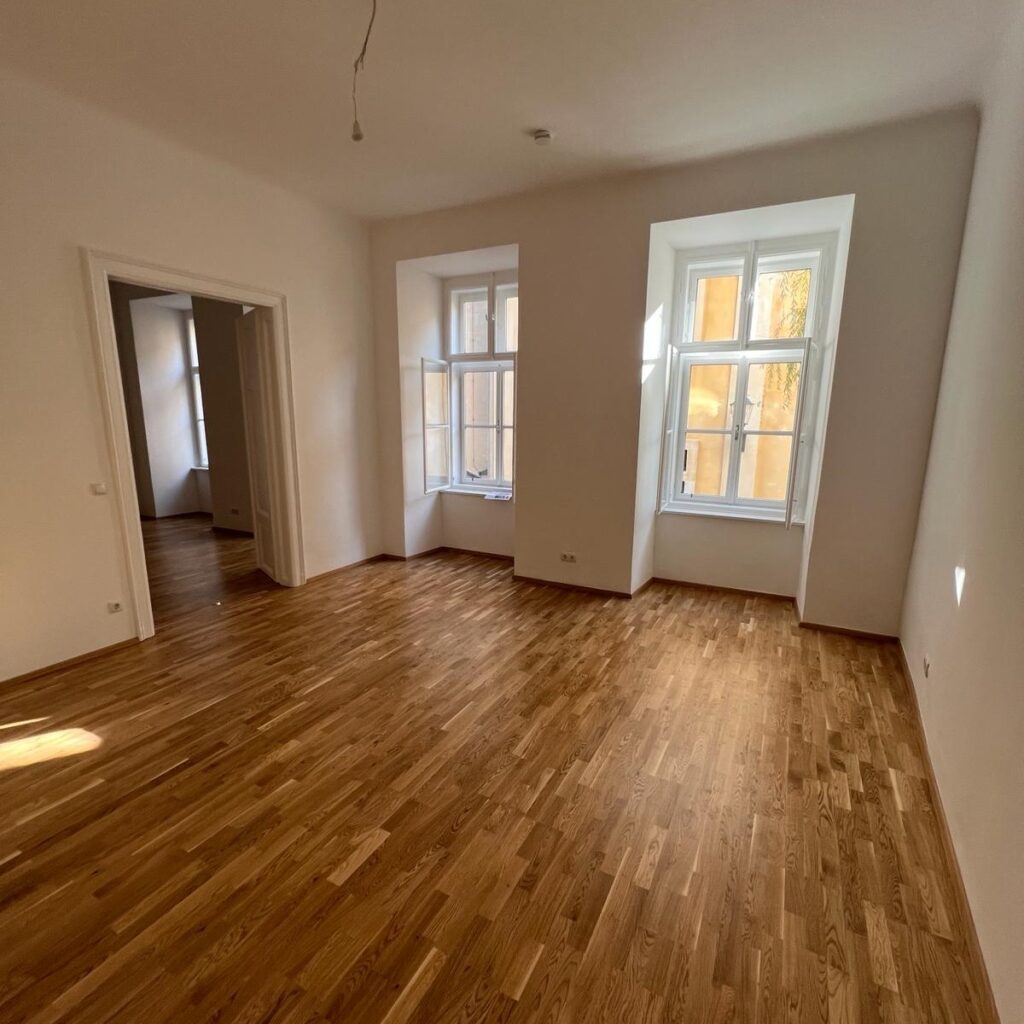 Zimmer mit Eichenparkett und Kastenfenstern