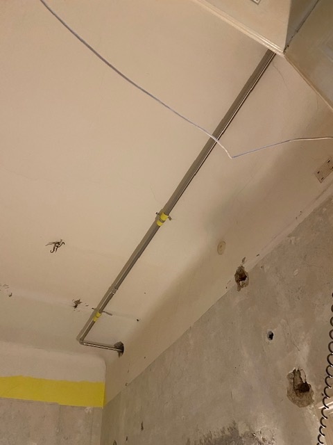Leitungen an der Decke
