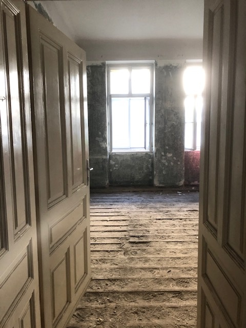 Blick ins Zimmer vor der Sanierung