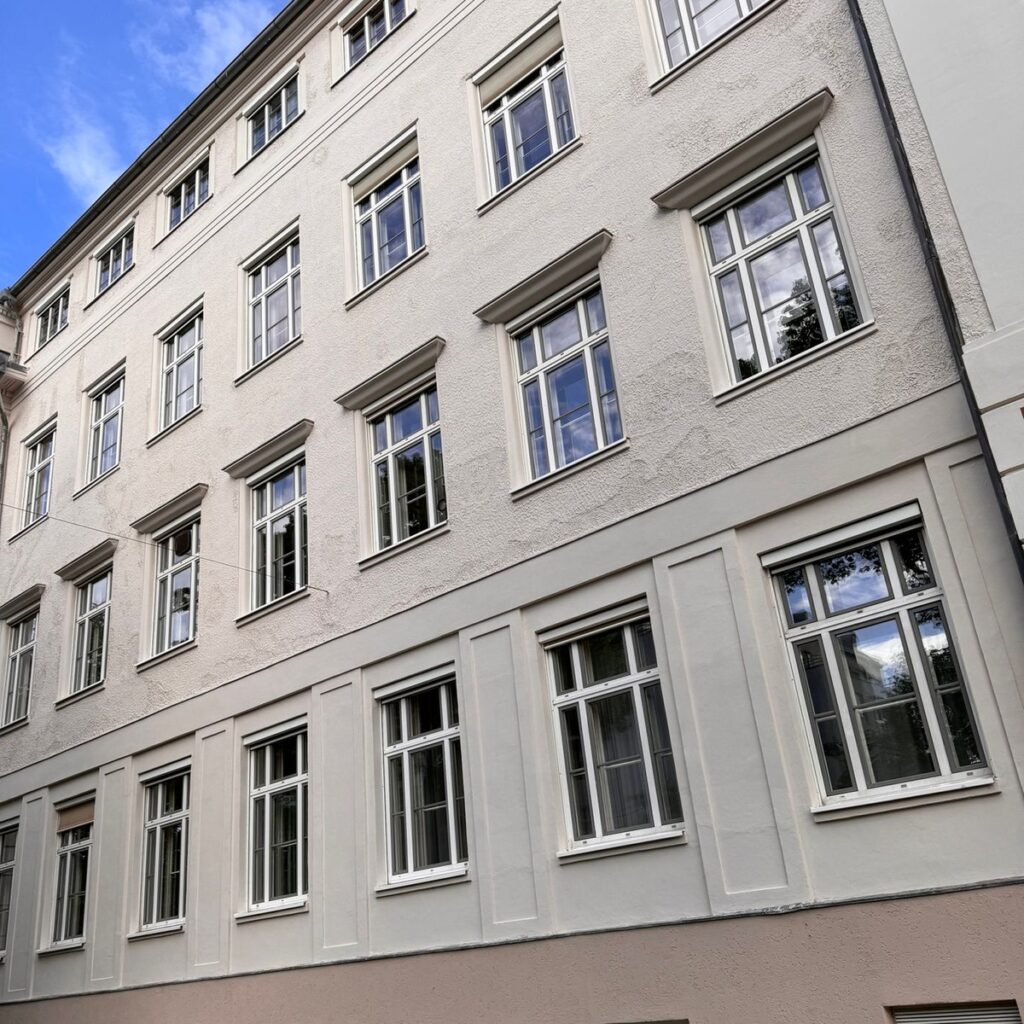 Sanierte Fassade der Schule mit Fenstern und Fensterfaschen