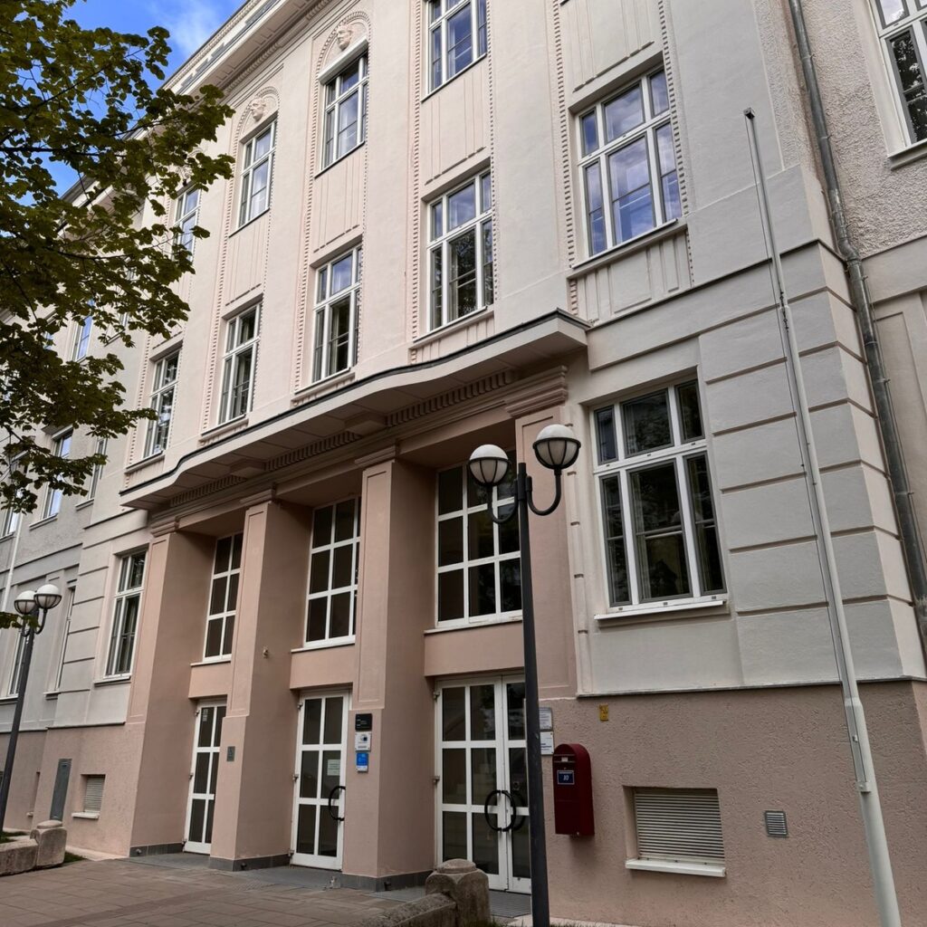Sanierter Eingangsbereich der Schule mit Säulen und Vordach
