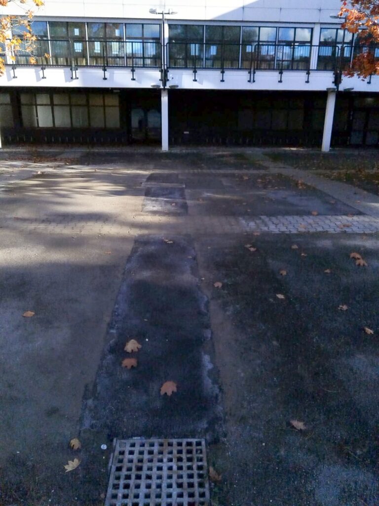 Wiederhergestellter Asphalt im Hof der Schule nach der Kanalsanierung