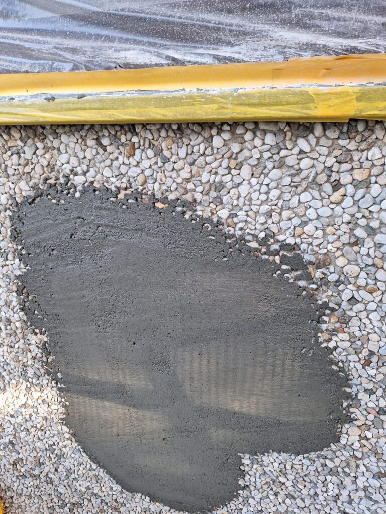 Ausgleichsspachtel auf der Waschbetonfassade