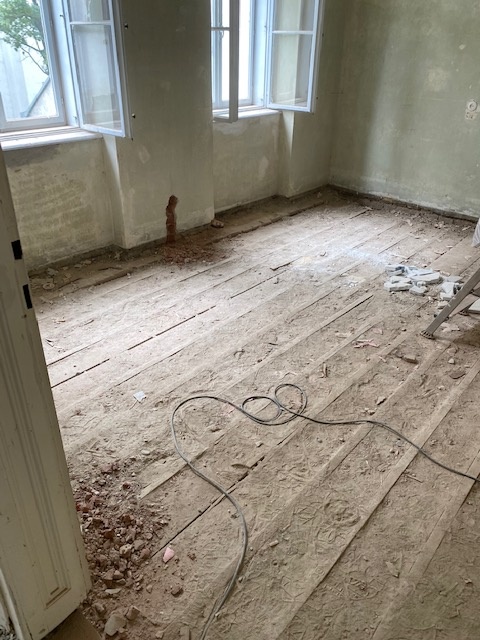 Abgetragener Boden in der Altbauwohnung