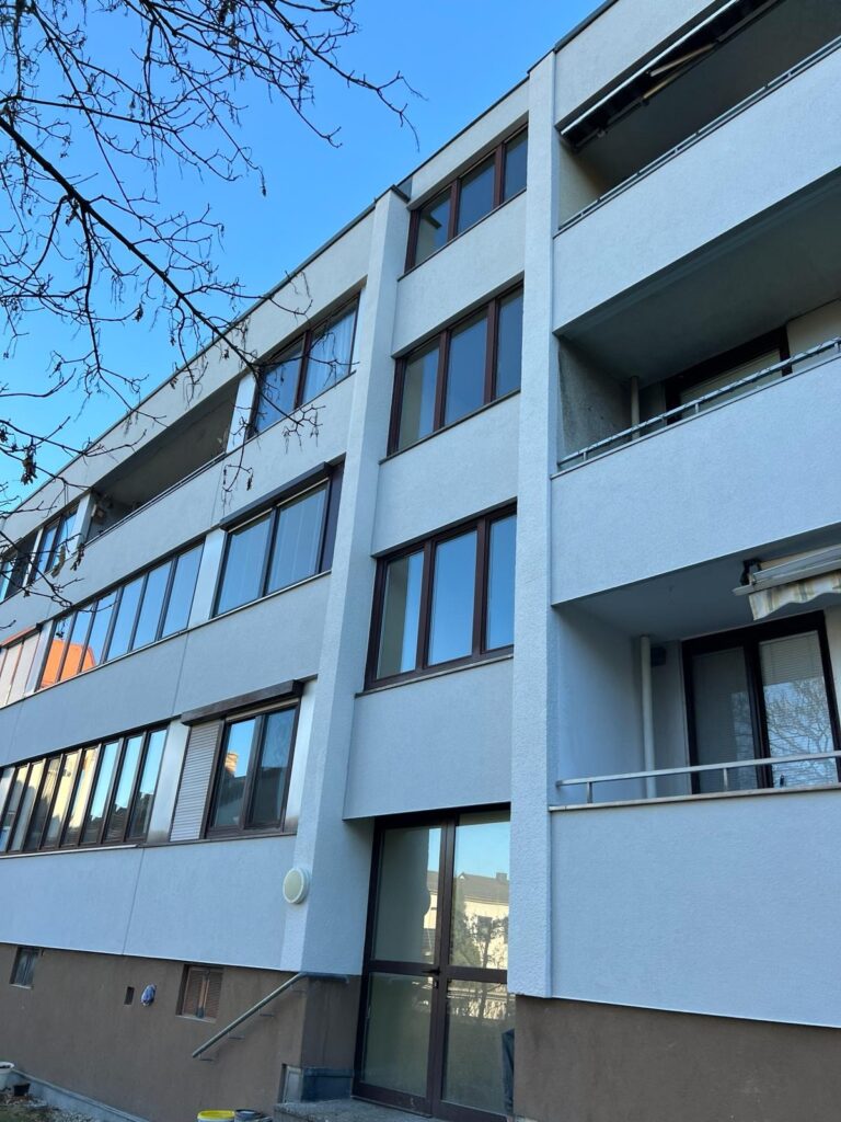 Sanierte Putzfassade mit Balkonen