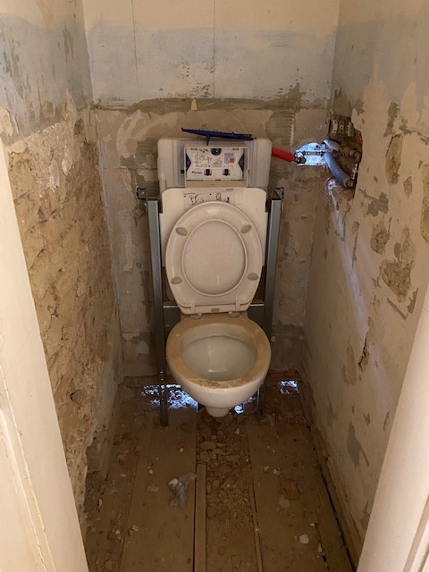 Altes WC im Rohzustand