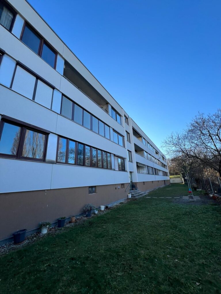Putzfassade in der Längsansicht nach der Sanierung