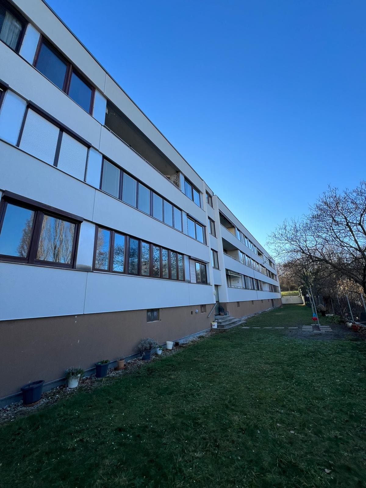 Putzfassade in der Längsansicht nach der Sanierung