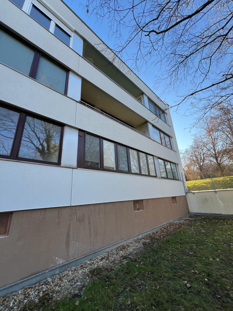 Sanierte Putzfassade mit Fenstern