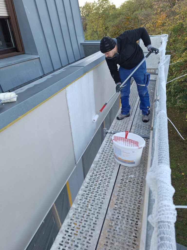 Grundierung der Fassade am Dachrand