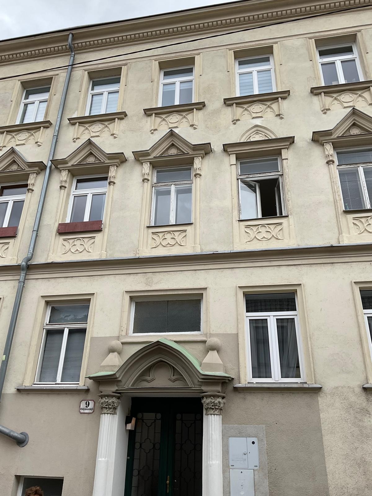 Hauseingang mit Fassade vor der Sanierung