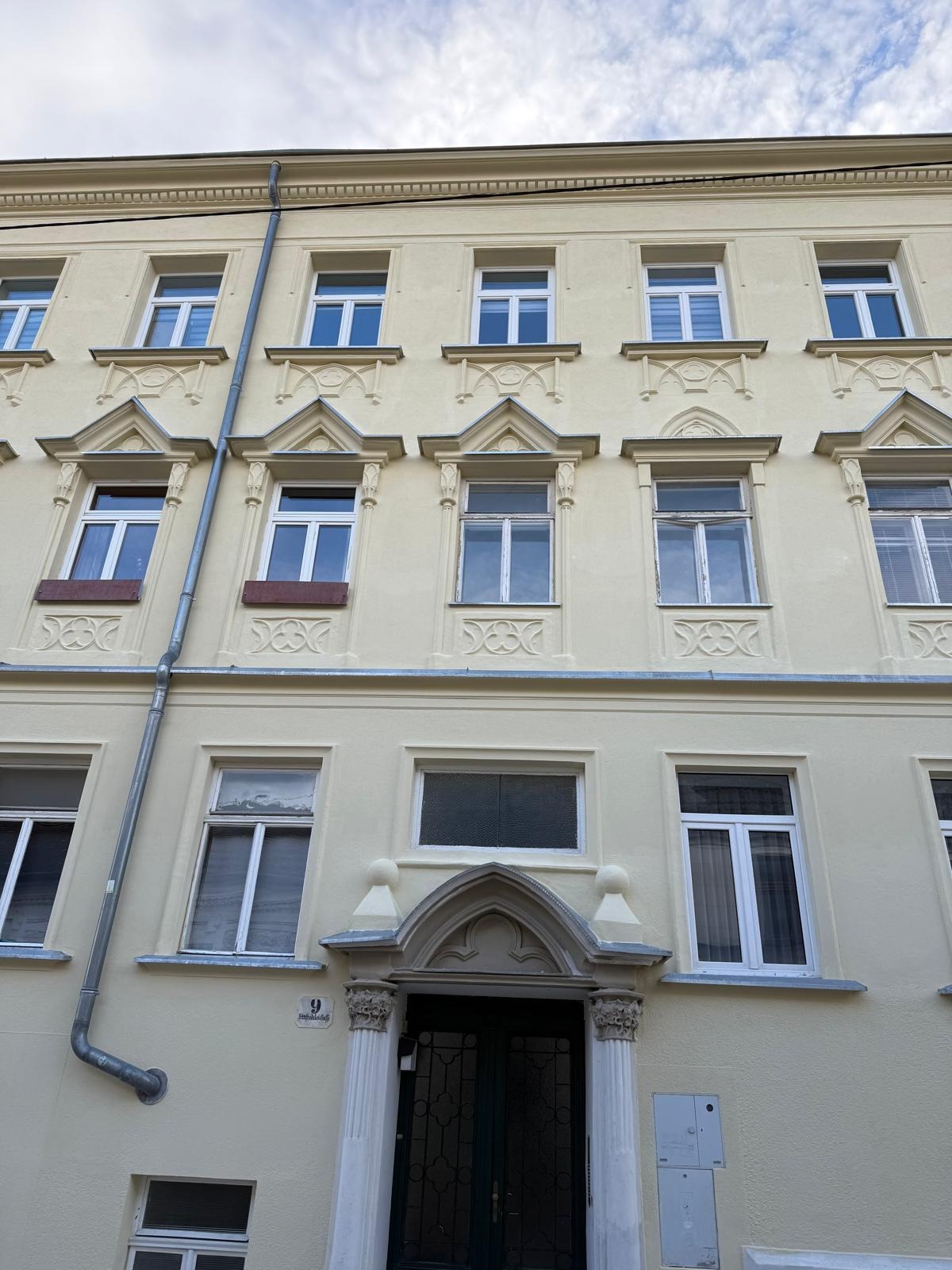 Hauseingang mit Fassade nach der Sanierung