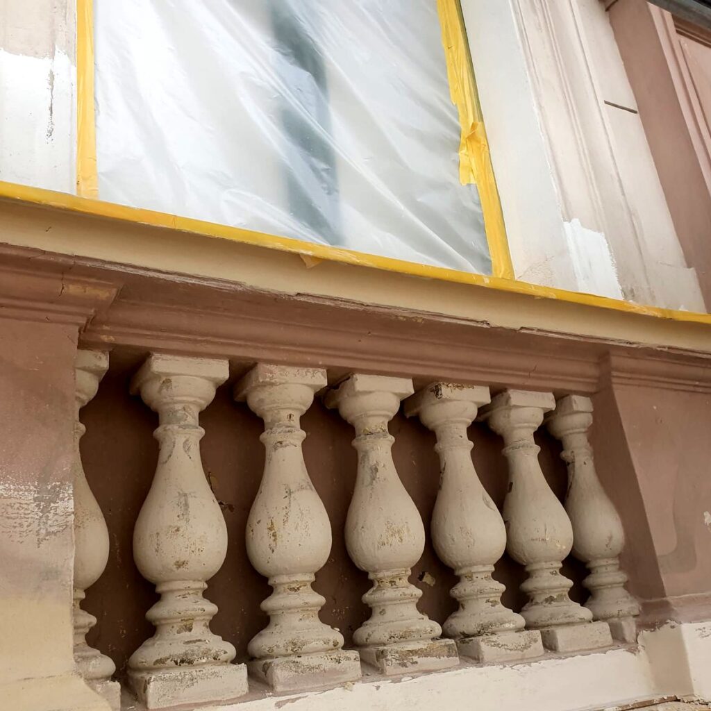 Balustrade mit frischer Putzergänzung