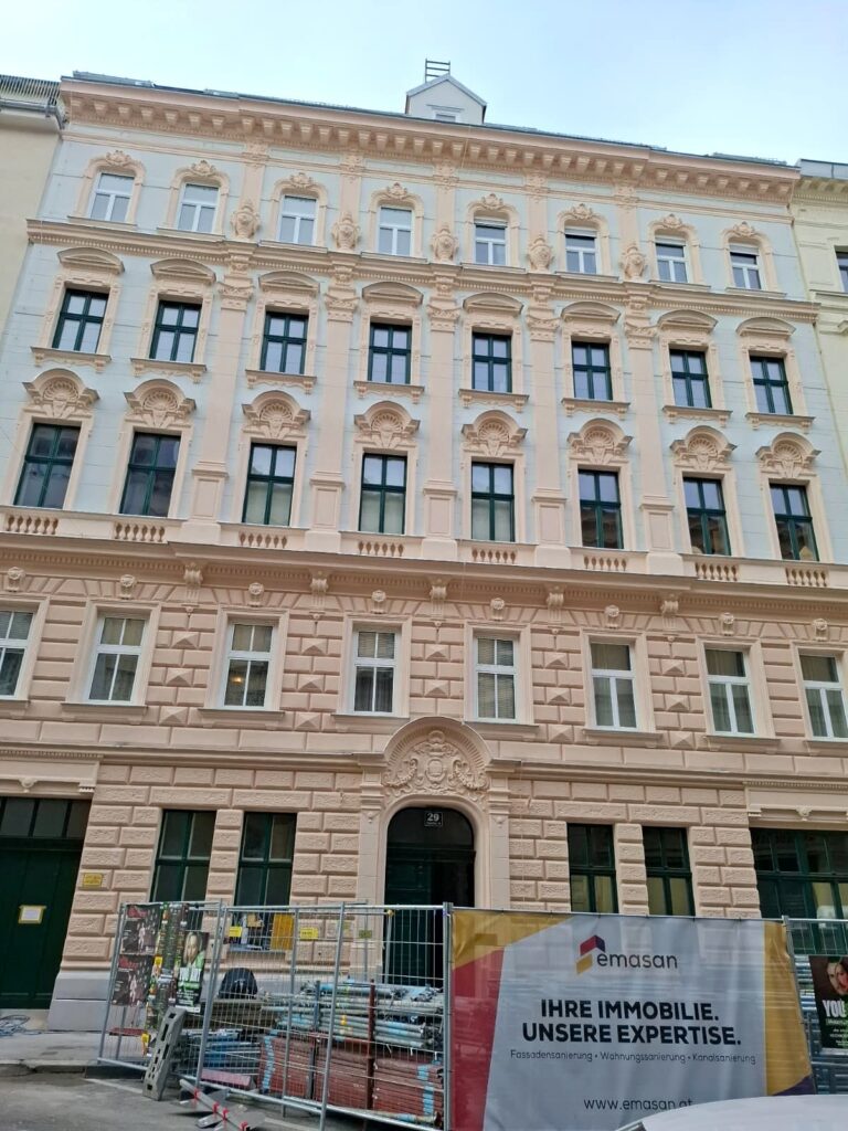 Sanierte Gründerzeitfassade in der Castellezgasse, frontal vom Dach bis zum Erdgeschoss