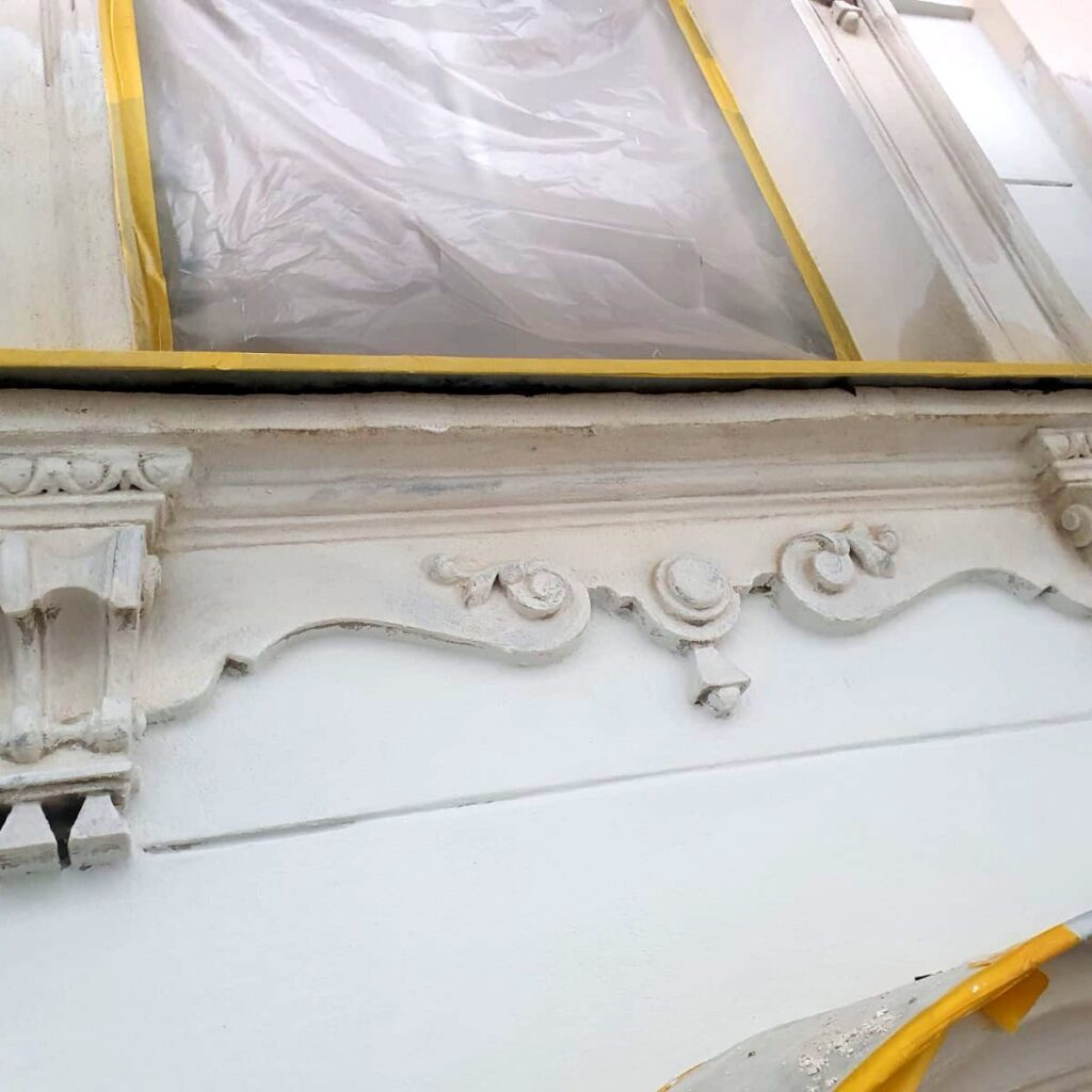 Fensterverdachung mit Konsolen nach dem Grundieren