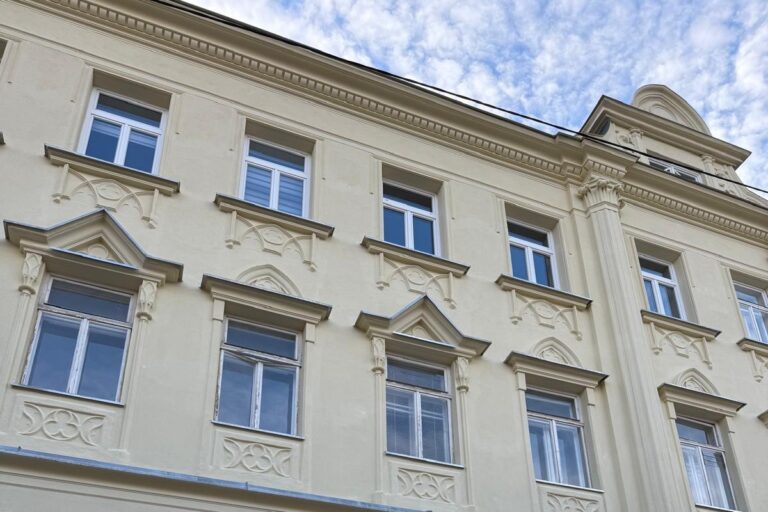 Sanierte Gründerzeitfassade mit Gesims, Fensterverdachungen und Pilaster